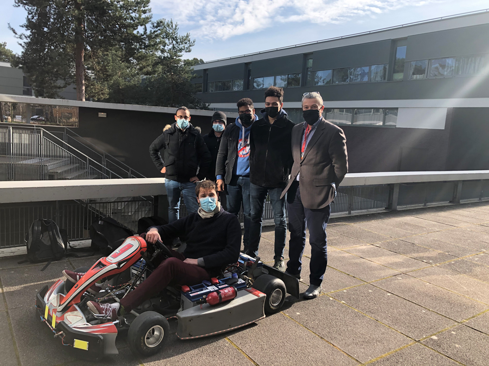 Etienne Craye, Directeur général de l’ESIGELEC (à droite), entouré de l’équipe du PING « Kart Electrique »