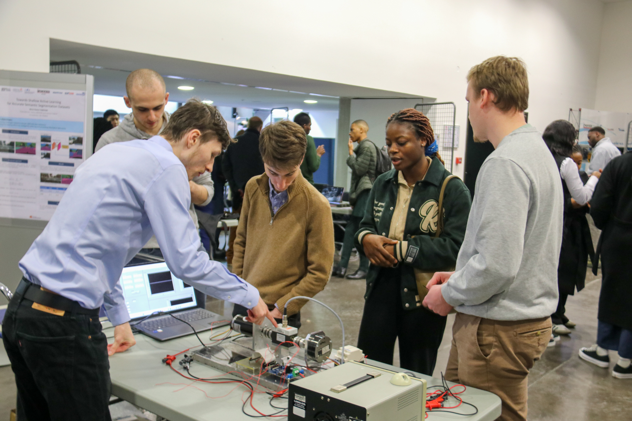 Étudiants de l'ESIGELEC travaillant sur un projet